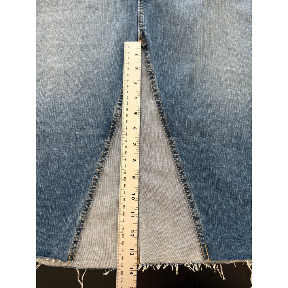 Torrid Feel the Fit Faded Denim Skirt Womens 18 Frayed Hem Front Slit‎ Stretch